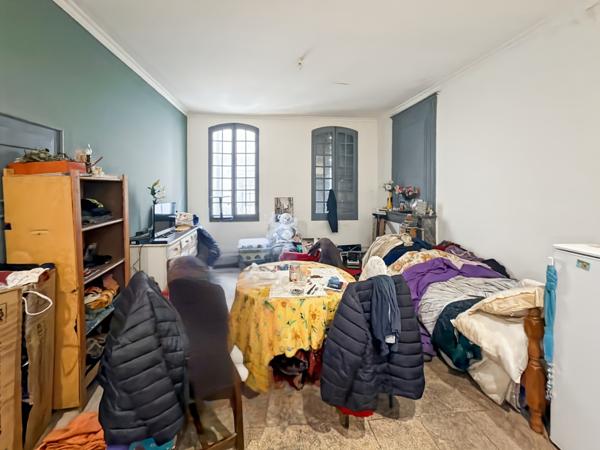BEAUCAIRE CENTRE – STUDIO RÉNOVÉ VENDU LOUÉ – INVESTISSEMENT LOCATIF