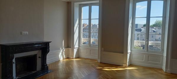 LAVAL, appartement T5 de 157 m² au 2ème étage