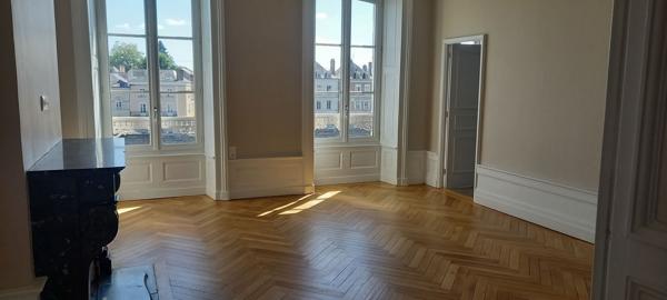 LAVAL, appartement T5 de 157 m² au 2ème étage