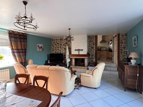 Maison en pierre avec terrain de 1350 m2 , Ernee