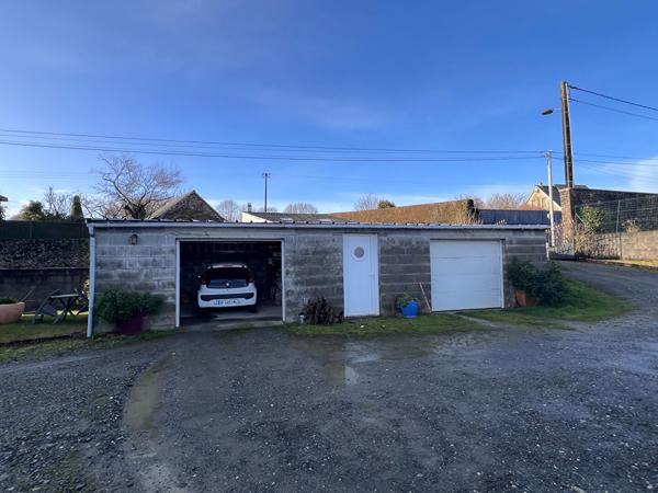 Maison en pierre avec terrain de 1350 m2 , Ernee