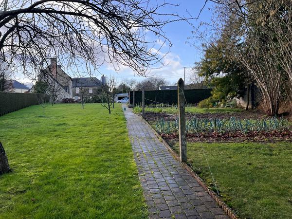 Maison en pierre avec terrain de 1350 m2 , Ernee