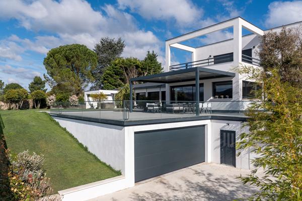 VILLA CONTEMPORAINE DE PRESTIGE : 256m² sur parcelle 913m² - Panorama exceptionnel sur la Vallée du Rhône