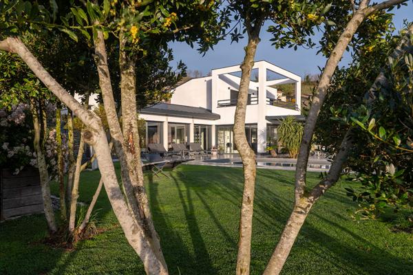 VILLA CONTEMPORAINE DE PRESTIGE : 256m² sur parcelle 913m² - Panorama exceptionnel sur la Vallée du Rhône