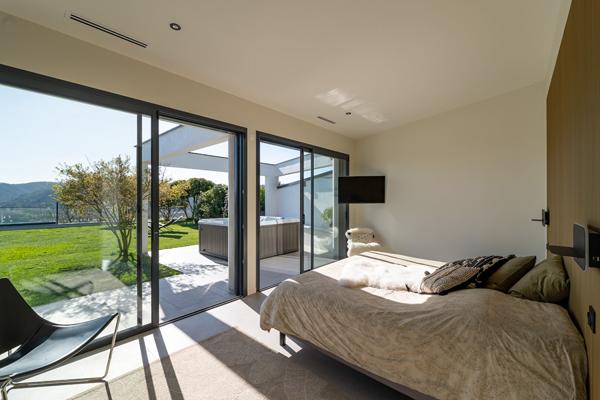 VILLA CONTEMPORAINE DE PRESTIGE : 256m² sur parcelle 913m² - Panorama exceptionnel sur la Vallée du Rhône
