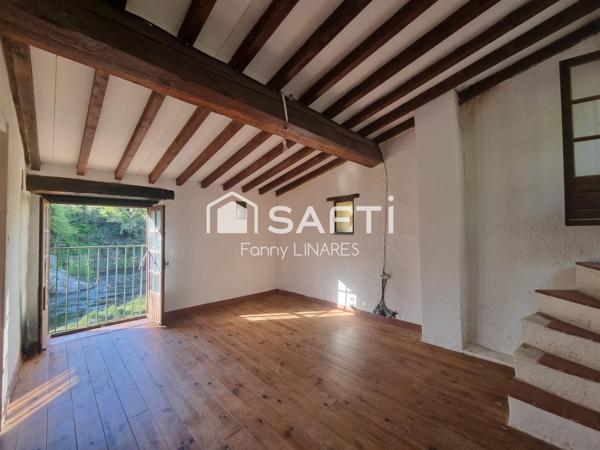 Bien atypique surplombant la rivière, vue Canigo