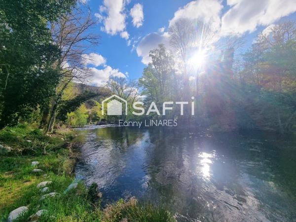 Bien atypique surplombant la rivière, vue Canigo