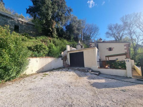 Bien atypique surplombant la rivière, vue Canigo