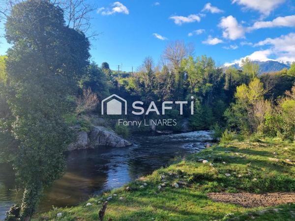 Bien atypique surplombant la rivière, vue Canigo