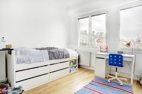 Maison 1950 refaite à neuf au calme, 5 chambres, jardin et garage.