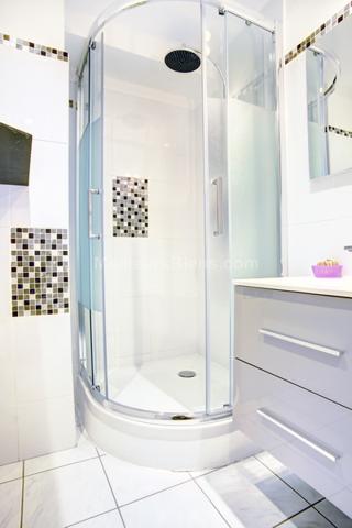 Maison 1950 refaite à neuf au calme, 5 chambres, jardin et garage.