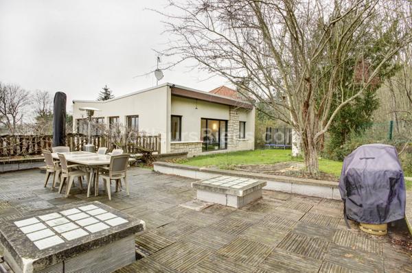 Maison 1950 refaite à neuf au calme, 5 chambres, jardin et garage.