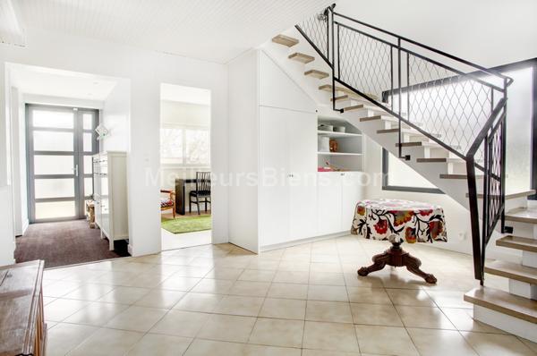 Maison 1950 refaite à neuf au calme, 5 chambres, jardin et garage.