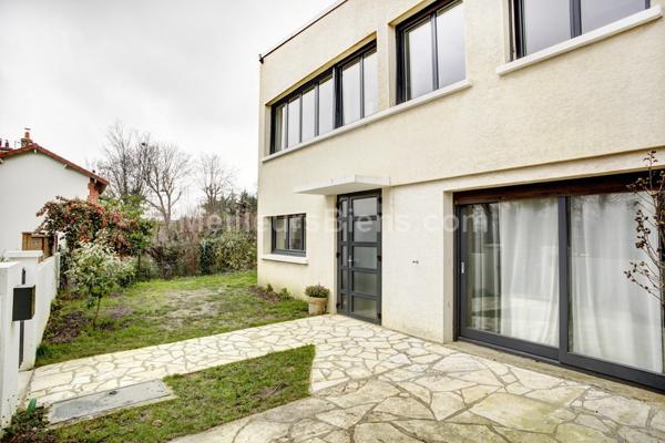 Maison 1950 refaite à neuf au calme, 5 chambres, jardin et garage.