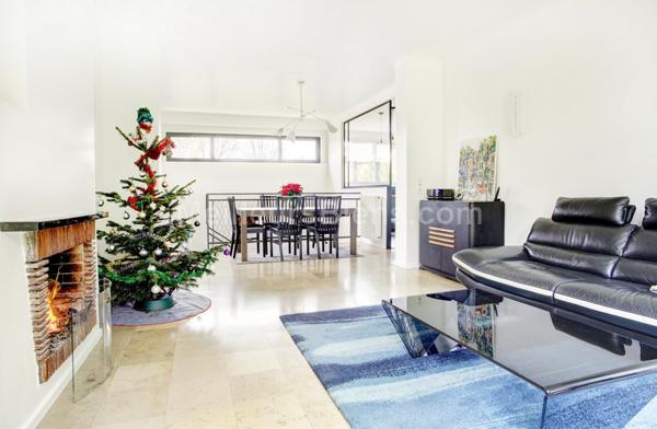 Maison 1950 refaite à neuf au calme, 5 chambres, jardin et garage.