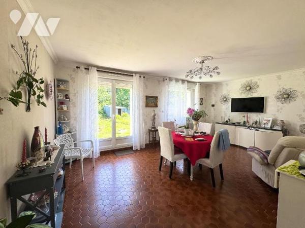 MAISON TRADITIONNELLE RÉNOVÉE - VIE DE PLAIN PIED- FOND D'IMPASSE - LANNILIS

Située en fond ...
