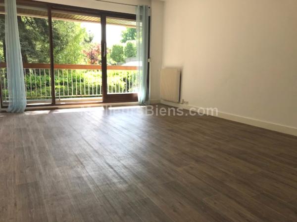 EXCLUSIVITE. 3P AVEC BALCON ET VUE MAGNIFIQUE SUR JARDINS