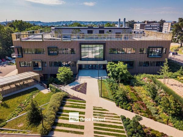 Bureaux à louer à Ecully avec salle de sport et jardin paysager