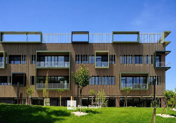 Bureaux à louer à Ecully avec salle de sport et jardin paysager