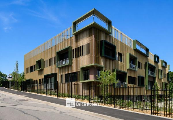 Bureaux à louer à Ecully avec salle de sport et jardin paysager