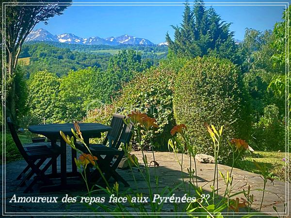 Située dans un écrin de quiétude à 15 minutes des Thermes de Bagnères-de-Bigorre, cette grande maison familiale de 290 m² invite à la détente et à la sérénité, un lieux privilégié, très apprécié comme gîte durant de nombreuses années. Elle offre un cadre de vie exceptionnel alliant charme et histoire, avec vue sur les Pyrénées. 
Côté extérieur, vous profiterez d'un jardin paysagé plein Sud, d’une terrasse avec une vue magnifique sur la Chaine des Pyrénées, un garage de 32 m² et un carport pour 2 véhicules. À proximité des commodités urbaines, cette maison est un véritable coup de cœur, adaptée même pour les personnes à mobilité réduite. Plus qu'une simple maison, un art de vivre !
Vous apprécierez l’intelligence de l’aménagement de cette belle bâtisse qui permet de choisir l’intimité mais qui propose de vrais lieux d’échanges en bénéficiant d’une agréable fraîcheur naturelle l’été grâce à ses murs en pierres et de la joyeuse chaleur de ses cheminées l’hiver en appoint de sa pompe à chaleur. Cette bigourdane élevée sur deux niveaux construite au 19ième siècle vous séduira par son confort chaleureux et ses prestations de qualité. 
En rez-de-chaussée, l'ancien garage de 32 m² a été fermé par des grandes baies vitrées pour y accueillir réceptions, salle de sport, jacuzzi, selon les envies. La chaufferie et les réserves bénéficient d’une entrée indépendante, préservant ainsi la tranquillité des résidents. Un espace repas commun des toilettes et une douche permettent une indépendance des rythmes de chacun suivant ses envies. 
Toujours au rez-de-chaussée, la première suite cocooning de 24 m² avec sa salle d’eau et ses toilettes s’ouvre sur la terrasse face aux Pyrénées. Le salon et le séjour sont des espaces authentiques et chaleureux avec leurs cheminées et le plancher de leur sol, la cuisine est très fonctionnelle bien aménagée et équipée. L’accès aux parties privatives à l’étage ( chambre, bureau, dressing, salle d’eau et wc) est indépendant de l’accès aux suites familiales pour les clients ou les amis, l’intimité de chacun est ainsi préservée.
C’est donc par la véranda de l’entrée que l’on accède aux deux suites de l’étage. La suite familiale de 41 m² avec 5 couchages possibles et vue sur les Pyrénées, salle d’eau, baignoire et toilettes séparées. La suite romantique de 26 m² avec grande douche et toilettes privatives sur le palier qui accueille un espace de repos ou de méditation.
Les sportifs seront attirés par les sommets (enneigés), les randonneurs... les curieux assoiffés de culture et de découvertes seront émerveillés par la magie des fontaines et les paysages féériques qui leur sont offerts du petit Canada à la petite Amazonie, en passant bien sûr par Le Pic du Midi, visiter les Pyrénées c’est un peu faire le tour du monde ;-) les jours de pluie les joyaux patrimoniaux et les Musés vous accueilleront.
