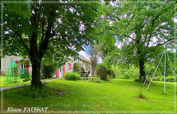 Située dans un écrin de quiétude à 15 minutes des Thermes de Bagnères-de-Bigorre, cette grande maison familiale de 290 m² invite à la détente et à la sérénité, un lieux privilégié, très apprécié comme gîte durant de nombreuses années. Elle offre un cadre de vie exceptionnel alliant charme et histoire, avec vue sur les Pyrénées. 
Côté extérieur, vous profiterez d'un jardin paysagé plein Sud, d’une terrasse avec une vue magnifique sur la Chaine des Pyrénées, un garage de 32 m² et un carport pour 2 véhicules. À proximité des commodités urbaines, cette maison est un véritable coup de cœur, adaptée même pour les personnes à mobilité réduite. Plus qu'une simple maison, un art de vivre !
Vous apprécierez l’intelligence de l’aménagement de cette belle bâtisse qui permet de choisir l’intimité mais qui propose de vrais lieux d’échanges en bénéficiant d’une agréable fraîcheur naturelle l’été grâce à ses murs en pierres et de la joyeuse chaleur de ses cheminées l’hiver en appoint de sa pompe à chaleur. Cette bigourdane élevée sur deux niveaux construite au 19ième siècle vous séduira par son confort chaleureux et ses prestations de qualité. 
En rez-de-chaussée, l'ancien garage de 32 m² a été fermé par des grandes baies vitrées pour y accueillir réceptions, salle de sport, jacuzzi, selon les envies. La chaufferie et les réserves bénéficient d’une entrée indépendante, préservant ainsi la tranquillité des résidents. Un espace repas commun des toilettes et une douche permettent une indépendance des rythmes de chacun suivant ses envies. 
Toujours au rez-de-chaussée, la première suite cocooning de 24 m² avec sa salle d’eau et ses toilettes s’ouvre sur la terrasse face aux Pyrénées. Le salon et le séjour sont des espaces authentiques et chaleureux avec leurs cheminées et le plancher de leur sol, la cuisine est très fonctionnelle bien aménagée et équipée. L’accès aux parties privatives à l’étage ( chambre, bureau, dressing, salle d’eau et wc) est indépendant de l’accès aux suites familiales pour les clients ou les amis, l’intimité de chacun est ainsi préservée.
C’est donc par la véranda de l’entrée que l’on accède aux deux suites de l’étage. La suite familiale de 41 m² avec 5 couchages possibles et vue sur les Pyrénées, salle d’eau, baignoire et toilettes séparées. La suite romantique de 26 m² avec grande douche et toilettes privatives sur le palier qui accueille un espace de repos ou de méditation.
Les sportifs seront attirés par les sommets (enneigés), les randonneurs... les curieux assoiffés de culture et de découvertes seront émerveillés par la magie des fontaines et les paysages féériques qui leur sont offerts du petit Canada à la petite Amazonie, en passant bien sûr par Le Pic du Midi, visiter les Pyrénées c’est un peu faire le tour du monde ;-) les jours de pluie les joyaux patrimoniaux et les Musés vous accueilleront.