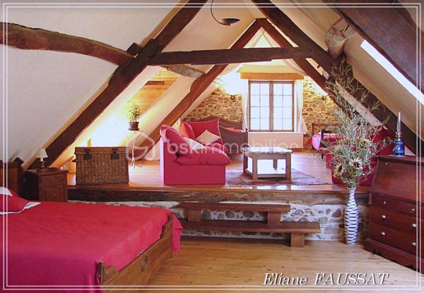 Située dans un écrin de quiétude à 15 minutes des Thermes de Bagnères-de-Bigorre, cette grande maison familiale de 290 m² invite à la détente et à la sérénité, un lieux privilégié, très apprécié comme gîte durant de nombreuses années. Elle offre un cadre de vie exceptionnel alliant charme et histoire, avec vue sur les Pyrénées. 
Côté extérieur, vous profiterez d'un jardin paysagé plein Sud, d’une terrasse avec une vue magnifique sur la Chaine des Pyrénées, un garage de 32 m² et un carport pour 2 véhicules. À proximité des commodités urbaines, cette maison est un véritable coup de cœur, adaptée même pour les personnes à mobilité réduite. Plus qu'une simple maison, un art de vivre !
Vous apprécierez l’intelligence de l’aménagement de cette belle bâtisse qui permet de choisir l’intimité mais qui propose de vrais lieux d’échanges en bénéficiant d’une agréable fraîcheur naturelle l’été grâce à ses murs en pierres et de la joyeuse chaleur de ses cheminées l’hiver en appoint de sa pompe à chaleur. Cette bigourdane élevée sur deux niveaux construite au 19ième siècle vous séduira par son confort chaleureux et ses prestations de qualité. 
En rez-de-chaussée, l'ancien garage de 32 m² a été fermé par des grandes baies vitrées pour y accueillir réceptions, salle de sport, jacuzzi, selon les envies. La chaufferie et les réserves bénéficient d’une entrée indépendante, préservant ainsi la tranquillité des résidents. Un espace repas commun des toilettes et une douche permettent une indépendance des rythmes de chacun suivant ses envies. 
Toujours au rez-de-chaussée, la première suite cocooning de 24 m² avec sa salle d’eau et ses toilettes s’ouvre sur la terrasse face aux Pyrénées. Le salon et le séjour sont des espaces authentiques et chaleureux avec leurs cheminées et le plancher de leur sol, la cuisine est très fonctionnelle bien aménagée et équipée. L’accès aux parties privatives à l’étage ( chambre, bureau, dressing, salle d’eau et wc) est indépendant de l’accès aux suites familiales pour les clients ou les amis, l’intimité de chacun est ainsi préservée.
C’est donc par la véranda de l’entrée que l’on accède aux deux suites de l’étage. La suite familiale de 41 m² avec 5 couchages possibles et vue sur les Pyrénées, salle d’eau, baignoire et toilettes séparées. La suite romantique de 26 m² avec grande douche et toilettes privatives sur le palier qui accueille un espace de repos ou de méditation.
Les sportifs seront attirés par les sommets (enneigés), les randonneurs... les curieux assoiffés de culture et de découvertes seront émerveillés par la magie des fontaines et les paysages féériques qui leur sont offerts du petit Canada à la petite Amazonie, en passant bien sûr par Le Pic du Midi, visiter les Pyrénées c’est un peu faire le tour du monde ;-) les jours de pluie les joyaux patrimoniaux et les Musés vous accueilleront.