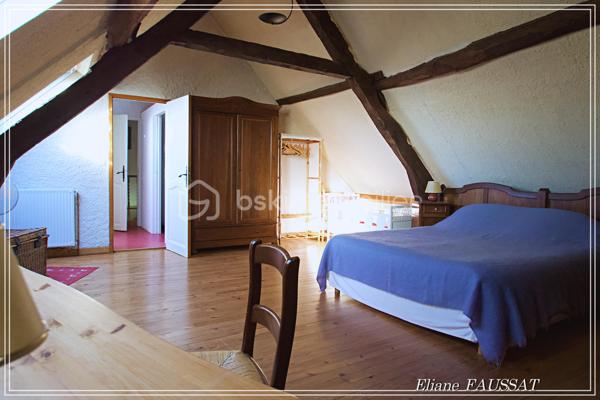 Située dans un écrin de quiétude à 15 minutes des Thermes de Bagnères-de-Bigorre, cette grande maison familiale de 290 m² invite à la détente et à la sérénité, un lieux privilégié, très apprécié comme gîte durant de nombreuses années. Elle offre un cadre de vie exceptionnel alliant charme et histoire, avec vue sur les Pyrénées. 
Côté extérieur, vous profiterez d'un jardin paysagé plein Sud, d’une terrasse avec une vue magnifique sur la Chaine des Pyrénées, un garage de 32 m² et un carport pour 2 véhicules. À proximité des commodités urbaines, cette maison est un véritable coup de cœur, adaptée même pour les personnes à mobilité réduite. Plus qu'une simple maison, un art de vivre !
Vous apprécierez l’intelligence de l’aménagement de cette belle bâtisse qui permet de choisir l’intimité mais qui propose de vrais lieux d’échanges en bénéficiant d’une agréable fraîcheur naturelle l’été grâce à ses murs en pierres et de la joyeuse chaleur de ses cheminées l’hiver en appoint de sa pompe à chaleur. Cette bigourdane élevée sur deux niveaux construite au 19ième siècle vous séduira par son confort chaleureux et ses prestations de qualité. 
En rez-de-chaussée, l'ancien garage de 32 m² a été fermé par des grandes baies vitrées pour y accueillir réceptions, salle de sport, jacuzzi, selon les envies. La chaufferie et les réserves bénéficient d’une entrée indépendante, préservant ainsi la tranquillité des résidents. Un espace repas commun des toilettes et une douche permettent une indépendance des rythmes de chacun suivant ses envies. 
Toujours au rez-de-chaussée, la première suite cocooning de 24 m² avec sa salle d’eau et ses toilettes s’ouvre sur la terrasse face aux Pyrénées. Le salon et le séjour sont des espaces authentiques et chaleureux avec leurs cheminées et le plancher de leur sol, la cuisine est très fonctionnelle bien aménagée et équipée. L’accès aux parties privatives à l’étage ( chambre, bureau, dressing, salle d’eau et wc) est indépendant de l’accès aux suites familiales pour les clients ou les amis, l’intimité de chacun est ainsi préservée.
C’est donc par la véranda de l’entrée que l’on accède aux deux suites de l’étage. La suite familiale de 41 m² avec 5 couchages possibles et vue sur les Pyrénées, salle d’eau, baignoire et toilettes séparées. La suite romantique de 26 m² avec grande douche et toilettes privatives sur le palier qui accueille un espace de repos ou de méditation.
Les sportifs seront attirés par les sommets (enneigés), les randonneurs... les curieux assoiffés de culture et de découvertes seront émerveillés par la magie des fontaines et les paysages féériques qui leur sont offerts du petit Canada à la petite Amazonie, en passant bien sûr par Le Pic du Midi, visiter les Pyrénées c’est un peu faire le tour du monde ;-) les jours de pluie les joyaux patrimoniaux et les Musés vous accueilleront.