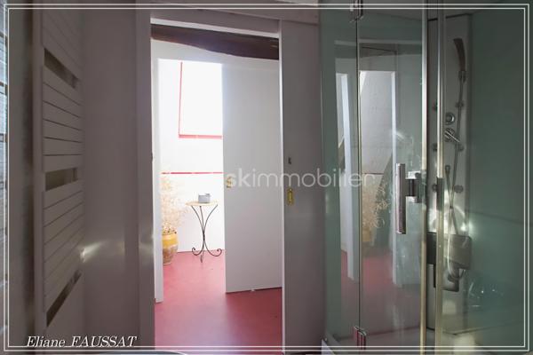 Située dans un écrin de quiétude à 15 minutes des Thermes de Bagnères-de-Bigorre, cette grande maison familiale de 290 m² invite à la détente et à la sérénité, un lieux privilégié, très apprécié comme gîte durant de nombreuses années. Elle offre un cadre de vie exceptionnel alliant charme et histoire, avec vue sur les Pyrénées. 
Côté extérieur, vous profiterez d'un jardin paysagé plein Sud, d’une terrasse avec une vue magnifique sur la Chaine des Pyrénées, un garage de 32 m² et un carport pour 2 véhicules. À proximité des commodités urbaines, cette maison est un véritable coup de cœur, adaptée même pour les personnes à mobilité réduite. Plus qu'une simple maison, un art de vivre !
Vous apprécierez l’intelligence de l’aménagement de cette belle bâtisse qui permet de choisir l’intimité mais qui propose de vrais lieux d’échanges en bénéficiant d’une agréable fraîcheur naturelle l’été grâce à ses murs en pierres et de la joyeuse chaleur de ses cheminées l’hiver en appoint de sa pompe à chaleur. Cette bigourdane élevée sur deux niveaux construite au 19ième siècle vous séduira par son confort chaleureux et ses prestations de qualité. 
En rez-de-chaussée, l'ancien garage de 32 m² a été fermé par des grandes baies vitrées pour y accueillir réceptions, salle de sport, jacuzzi, selon les envies. La chaufferie et les réserves bénéficient d’une entrée indépendante, préservant ainsi la tranquillité des résidents. Un espace repas commun des toilettes et une douche permettent une indépendance des rythmes de chacun suivant ses envies. 
Toujours au rez-de-chaussée, la première suite cocooning de 24 m² avec sa salle d’eau et ses toilettes s’ouvre sur la terrasse face aux Pyrénées. Le salon et le séjour sont des espaces authentiques et chaleureux avec leurs cheminées et le plancher de leur sol, la cuisine est très fonctionnelle bien aménagée et équipée. L’accès aux parties privatives à l’étage ( chambre, bureau, dressing, salle d’eau et wc) est indépendant de l’accès aux suites familiales pour les clients ou les amis, l’intimité de chacun est ainsi préservée.
C’est donc par la véranda de l’entrée que l’on accède aux deux suites de l’étage. La suite familiale de 41 m² avec 5 couchages possibles et vue sur les Pyrénées, salle d’eau, baignoire et toilettes séparées. La suite romantique de 26 m² avec grande douche et toilettes privatives sur le palier qui accueille un espace de repos ou de méditation.
Les sportifs seront attirés par les sommets (enneigés), les randonneurs... les curieux assoiffés de culture et de découvertes seront émerveillés par la magie des fontaines et les paysages féériques qui leur sont offerts du petit Canada à la petite Amazonie, en passant bien sûr par Le Pic du Midi, visiter les Pyrénées c’est un peu faire le tour du monde ;-) les jours de pluie les joyaux patrimoniaux et les Musés vous accueilleront.