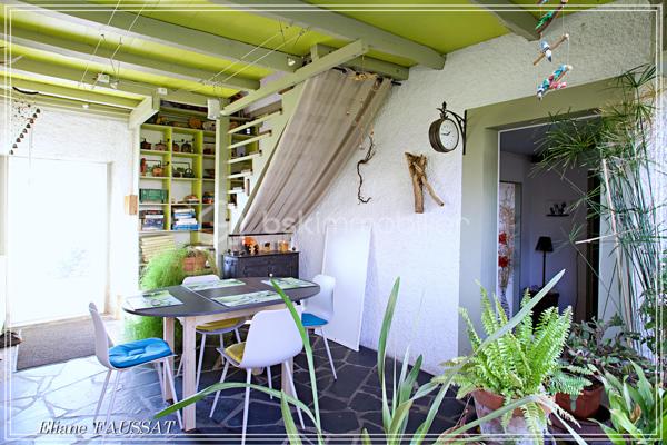 Située dans un écrin de quiétude à 15 minutes des Thermes de Bagnères-de-Bigorre, cette grande maison familiale de 290 m² invite à la détente et à la sérénité, un lieux privilégié, très apprécié comme gîte durant de nombreuses années. Elle offre un cadre de vie exceptionnel alliant charme et histoire, avec vue sur les Pyrénées. 
Côté extérieur, vous profiterez d'un jardin paysagé plein Sud, d’une terrasse avec une vue magnifique sur la Chaine des Pyrénées, un garage de 32 m² et un carport pour 2 véhicules. À proximité des commodités urbaines, cette maison est un véritable coup de cœur, adaptée même pour les personnes à mobilité réduite. Plus qu'une simple maison, un art de vivre !
Vous apprécierez l’intelligence de l’aménagement de cette belle bâtisse qui permet de choisir l’intimité mais qui propose de vrais lieux d’échanges en bénéficiant d’une agréable fraîcheur naturelle l’été grâce à ses murs en pierres et de la joyeuse chaleur de ses cheminées l’hiver en appoint de sa pompe à chaleur. Cette bigourdane élevée sur deux niveaux construite au 19ième siècle vous séduira par son confort chaleureux et ses prestations de qualité. 
En rez-de-chaussée, l'ancien garage de 32 m² a été fermé par des grandes baies vitrées pour y accueillir réceptions, salle de sport, jacuzzi, selon les envies. La chaufferie et les réserves bénéficient d’une entrée indépendante, préservant ainsi la tranquillité des résidents. Un espace repas commun des toilettes et une douche permettent une indépendance des rythmes de chacun suivant ses envies. 
Toujours au rez-de-chaussée, la première suite cocooning de 24 m² avec sa salle d’eau et ses toilettes s’ouvre sur la terrasse face aux Pyrénées. Le salon et le séjour sont des espaces authentiques et chaleureux avec leurs cheminées et le plancher de leur sol, la cuisine est très fonctionnelle bien aménagée et équipée. L’accès aux parties privatives à l’étage ( chambre, bureau, dressing, salle d’eau et wc) est indépendant de l’accès aux suites familiales pour les clients ou les amis, l’intimité de chacun est ainsi préservée.
C’est donc par la véranda de l’entrée que l’on accède aux deux suites de l’étage. La suite familiale de 41 m² avec 5 couchages possibles et vue sur les Pyrénées, salle d’eau, baignoire et toilettes séparées. La suite romantique de 26 m² avec grande douche et toilettes privatives sur le palier qui accueille un espace de repos ou de méditation.
Les sportifs seront attirés par les sommets (enneigés), les randonneurs... les curieux assoiffés de culture et de découvertes seront émerveillés par la magie des fontaines et les paysages féériques qui leur sont offerts du petit Canada à la petite Amazonie, en passant bien sûr par Le Pic du Midi, visiter les Pyrénées c’est un peu faire le tour du monde ;-) les jours de pluie les joyaux patrimoniaux et les Musés vous accueilleront.