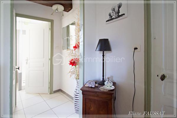 Située dans un écrin de quiétude à 15 minutes des Thermes de Bagnères-de-Bigorre, cette grande maison familiale de 290 m² invite à la détente et à la sérénité, un lieux privilégié, très apprécié comme gîte durant de nombreuses années. Elle offre un cadre de vie exceptionnel alliant charme et histoire, avec vue sur les Pyrénées. 
Côté extérieur, vous profiterez d'un jardin paysagé plein Sud, d’une terrasse avec une vue magnifique sur la Chaine des Pyrénées, un garage de 32 m² et un carport pour 2 véhicules. À proximité des commodités urbaines, cette maison est un véritable coup de cœur, adaptée même pour les personnes à mobilité réduite. Plus qu'une simple maison, un art de vivre !
Vous apprécierez l’intelligence de l’aménagement de cette belle bâtisse qui permet de choisir l’intimité mais qui propose de vrais lieux d’échanges en bénéficiant d’une agréable fraîcheur naturelle l’été grâce à ses murs en pierres et de la joyeuse chaleur de ses cheminées l’hiver en appoint de sa pompe à chaleur. Cette bigourdane élevée sur deux niveaux construite au 19ième siècle vous séduira par son confort chaleureux et ses prestations de qualité. 
En rez-de-chaussée, l'ancien garage de 32 m² a été fermé par des grandes baies vitrées pour y accueillir réceptions, salle de sport, jacuzzi, selon les envies. La chaufferie et les réserves bénéficient d’une entrée indépendante, préservant ainsi la tranquillité des résidents. Un espace repas commun des toilettes et une douche permettent une indépendance des rythmes de chacun suivant ses envies. 
Toujours au rez-de-chaussée, la première suite cocooning de 24 m² avec sa salle d’eau et ses toilettes s’ouvre sur la terrasse face aux Pyrénées. Le salon et le séjour sont des espaces authentiques et chaleureux avec leurs cheminées et le plancher de leur sol, la cuisine est très fonctionnelle bien aménagée et équipée. L’accès aux parties privatives à l’étage ( chambre, bureau, dressing, salle d’eau et wc) est indépendant de l’accès aux suites familiales pour les clients ou les amis, l’intimité de chacun est ainsi préservée.
C’est donc par la véranda de l’entrée que l’on accède aux deux suites de l’étage. La suite familiale de 41 m² avec 5 couchages possibles et vue sur les Pyrénées, salle d’eau, baignoire et toilettes séparées. La suite romantique de 26 m² avec grande douche et toilettes privatives sur le palier qui accueille un espace de repos ou de méditation.
Les sportifs seront attirés par les sommets (enneigés), les randonneurs... les curieux assoiffés de culture et de découvertes seront émerveillés par la magie des fontaines et les paysages féériques qui leur sont offerts du petit Canada à la petite Amazonie, en passant bien sûr par Le Pic du Midi, visiter les Pyrénées c’est un peu faire le tour du monde ;-) les jours de pluie les joyaux patrimoniaux et les Musés vous accueilleront.