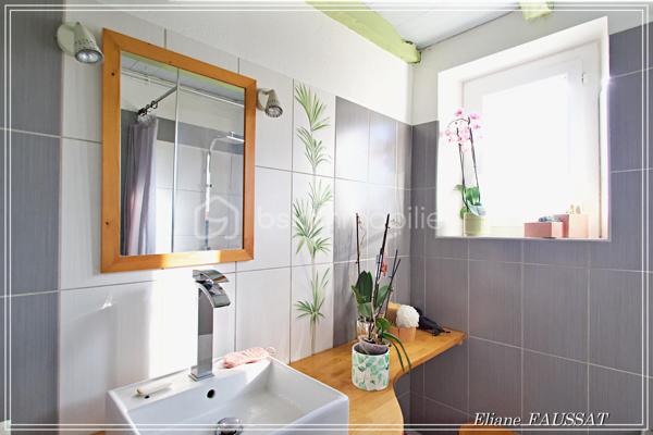 Située dans un écrin de quiétude à 15 minutes des Thermes de Bagnères-de-Bigorre, cette grande maison familiale de 290 m² invite à la détente et à la sérénité, un lieux privilégié, très apprécié comme gîte durant de nombreuses années. Elle offre un cadre de vie exceptionnel alliant charme et histoire, avec vue sur les Pyrénées. 
Côté extérieur, vous profiterez d'un jardin paysagé plein Sud, d’une terrasse avec une vue magnifique sur la Chaine des Pyrénées, un garage de 32 m² et un carport pour 2 véhicules. À proximité des commodités urbaines, cette maison est un véritable coup de cœur, adaptée même pour les personnes à mobilité réduite. Plus qu'une simple maison, un art de vivre !
Vous apprécierez l’intelligence de l’aménagement de cette belle bâtisse qui permet de choisir l’intimité mais qui propose de vrais lieux d’échanges en bénéficiant d’une agréable fraîcheur naturelle l’été grâce à ses murs en pierres et de la joyeuse chaleur de ses cheminées l’hiver en appoint de sa pompe à chaleur. Cette bigourdane élevée sur deux niveaux construite au 19ième siècle vous séduira par son confort chaleureux et ses prestations de qualité. 
En rez-de-chaussée, l'ancien garage de 32 m² a été fermé par des grandes baies vitrées pour y accueillir réceptions, salle de sport, jacuzzi, selon les envies. La chaufferie et les réserves bénéficient d’une entrée indépendante, préservant ainsi la tranquillité des résidents. Un espace repas commun des toilettes et une douche permettent une indépendance des rythmes de chacun suivant ses envies. 
Toujours au rez-de-chaussée, la première suite cocooning de 24 m² avec sa salle d’eau et ses toilettes s’ouvre sur la terrasse face aux Pyrénées. Le salon et le séjour sont des espaces authentiques et chaleureux avec leurs cheminées et le plancher de leur sol, la cuisine est très fonctionnelle bien aménagée et équipée. L’accès aux parties privatives à l’étage ( chambre, bureau, dressing, salle d’eau et wc) est indépendant de l’accès aux suites familiales pour les clients ou les amis, l’intimité de chacun est ainsi préservée.
C’est donc par la véranda de l’entrée que l’on accède aux deux suites de l’étage. La suite familiale de 41 m² avec 5 couchages possibles et vue sur les Pyrénées, salle d’eau, baignoire et toilettes séparées. La suite romantique de 26 m² avec grande douche et toilettes privatives sur le palier qui accueille un espace de repos ou de méditation.
Les sportifs seront attirés par les sommets (enneigés), les randonneurs... les curieux assoiffés de culture et de découvertes seront émerveillés par la magie des fontaines et les paysages féériques qui leur sont offerts du petit Canada à la petite Amazonie, en passant bien sûr par Le Pic du Midi, visiter les Pyrénées c’est un peu faire le tour du monde ;-) les jours de pluie les joyaux patrimoniaux et les Musés vous accueilleront.