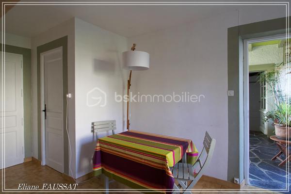 Située dans un écrin de quiétude à 15 minutes des Thermes de Bagnères-de-Bigorre, cette grande maison familiale de 290 m² invite à la détente et à la sérénité, un lieux privilégié, très apprécié comme gîte durant de nombreuses années. Elle offre un cadre de vie exceptionnel alliant charme et histoire, avec vue sur les Pyrénées. 
Côté extérieur, vous profiterez d'un jardin paysagé plein Sud, d’une terrasse avec une vue magnifique sur la Chaine des Pyrénées, un garage de 32 m² et un carport pour 2 véhicules. À proximité des commodités urbaines, cette maison est un véritable coup de cœur, adaptée même pour les personnes à mobilité réduite. Plus qu'une simple maison, un art de vivre !
Vous apprécierez l’intelligence de l’aménagement de cette belle bâtisse qui permet de choisir l’intimité mais qui propose de vrais lieux d’échanges en bénéficiant d’une agréable fraîcheur naturelle l’été grâce à ses murs en pierres et de la joyeuse chaleur de ses cheminées l’hiver en appoint de sa pompe à chaleur. Cette bigourdane élevée sur deux niveaux construite au 19ième siècle vous séduira par son confort chaleureux et ses prestations de qualité. 
En rez-de-chaussée, l'ancien garage de 32 m² a été fermé par des grandes baies vitrées pour y accueillir réceptions, salle de sport, jacuzzi, selon les envies. La chaufferie et les réserves bénéficient d’une entrée indépendante, préservant ainsi la tranquillité des résidents. Un espace repas commun des toilettes et une douche permettent une indépendance des rythmes de chacun suivant ses envies. 
Toujours au rez-de-chaussée, la première suite cocooning de 24 m² avec sa salle d’eau et ses toilettes s’ouvre sur la terrasse face aux Pyrénées. Le salon et le séjour sont des espaces authentiques et chaleureux avec leurs cheminées et le plancher de leur sol, la cuisine est très fonctionnelle bien aménagée et équipée. L’accès aux parties privatives à l’étage ( chambre, bureau, dressing, salle d’eau et wc) est indépendant de l’accès aux suites familiales pour les clients ou les amis, l’intimité de chacun est ainsi préservée.
C’est donc par la véranda de l’entrée que l’on accède aux deux suites de l’étage. La suite familiale de 41 m² avec 5 couchages possibles et vue sur les Pyrénées, salle d’eau, baignoire et toilettes séparées. La suite romantique de 26 m² avec grande douche et toilettes privatives sur le palier qui accueille un espace de repos ou de méditation.
Les sportifs seront attirés par les sommets (enneigés), les randonneurs... les curieux assoiffés de culture et de découvertes seront émerveillés par la magie des fontaines et les paysages féériques qui leur sont offerts du petit Canada à la petite Amazonie, en passant bien sûr par Le Pic du Midi, visiter les Pyrénées c’est un peu faire le tour du monde ;-) les jours de pluie les joyaux patrimoniaux et les Musés vous accueilleront.