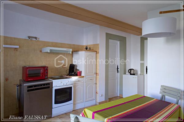 Située dans un écrin de quiétude à 15 minutes des Thermes de Bagnères-de-Bigorre, cette grande maison familiale de 290 m² invite à la détente et à la sérénité, un lieux privilégié, très apprécié comme gîte durant de nombreuses années. Elle offre un cadre de vie exceptionnel alliant charme et histoire, avec vue sur les Pyrénées. 
Côté extérieur, vous profiterez d'un jardin paysagé plein Sud, d’une terrasse avec une vue magnifique sur la Chaine des Pyrénées, un garage de 32 m² et un carport pour 2 véhicules. À proximité des commodités urbaines, cette maison est un véritable coup de cœur, adaptée même pour les personnes à mobilité réduite. Plus qu'une simple maison, un art de vivre !
Vous apprécierez l’intelligence de l’aménagement de cette belle bâtisse qui permet de choisir l’intimité mais qui propose de vrais lieux d’échanges en bénéficiant d’une agréable fraîcheur naturelle l’été grâce à ses murs en pierres et de la joyeuse chaleur de ses cheminées l’hiver en appoint de sa pompe à chaleur. Cette bigourdane élevée sur deux niveaux construite au 19ième siècle vous séduira par son confort chaleureux et ses prestations de qualité. 
En rez-de-chaussée, l'ancien garage de 32 m² a été fermé par des grandes baies vitrées pour y accueillir réceptions, salle de sport, jacuzzi, selon les envies. La chaufferie et les réserves bénéficient d’une entrée indépendante, préservant ainsi la tranquillité des résidents. Un espace repas commun des toilettes et une douche permettent une indépendance des rythmes de chacun suivant ses envies. 
Toujours au rez-de-chaussée, la première suite cocooning de 24 m² avec sa salle d’eau et ses toilettes s’ouvre sur la terrasse face aux Pyrénées. Le salon et le séjour sont des espaces authentiques et chaleureux avec leurs cheminées et le plancher de leur sol, la cuisine est très fonctionnelle bien aménagée et équipée. L’accès aux parties privatives à l’étage ( chambre, bureau, dressing, salle d’eau et wc) est indépendant de l’accès aux suites familiales pour les clients ou les amis, l’intimité de chacun est ainsi préservée.
C’est donc par la véranda de l’entrée que l’on accède aux deux suites de l’étage. La suite familiale de 41 m² avec 5 couchages possibles et vue sur les Pyrénées, salle d’eau, baignoire et toilettes séparées. La suite romantique de 26 m² avec grande douche et toilettes privatives sur le palier qui accueille un espace de repos ou de méditation.
Les sportifs seront attirés par les sommets (enneigés), les randonneurs... les curieux assoiffés de culture et de découvertes seront émerveillés par la magie des fontaines et les paysages féériques qui leur sont offerts du petit Canada à la petite Amazonie, en passant bien sûr par Le Pic du Midi, visiter les Pyrénées c’est un peu faire le tour du monde ;-) les jours de pluie les joyaux patrimoniaux et les Musés vous accueilleront.