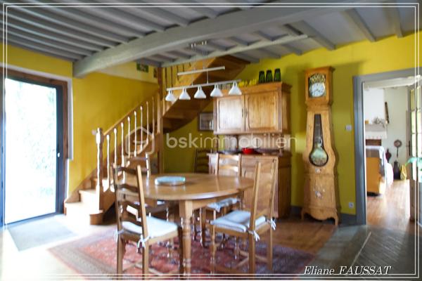 Située dans un écrin de quiétude à 15 minutes des Thermes de Bagnères-de-Bigorre, cette grande maison familiale de 290 m² invite à la détente et à la sérénité, un lieux privilégié, très apprécié comme gîte durant de nombreuses années. Elle offre un cadre de vie exceptionnel alliant charme et histoire, avec vue sur les Pyrénées. 
Côté extérieur, vous profiterez d'un jardin paysagé plein Sud, d’une terrasse avec une vue magnifique sur la Chaine des Pyrénées, un garage de 32 m² et un carport pour 2 véhicules. À proximité des commodités urbaines, cette maison est un véritable coup de cœur, adaptée même pour les personnes à mobilité réduite. Plus qu'une simple maison, un art de vivre !
Vous apprécierez l’intelligence de l’aménagement de cette belle bâtisse qui permet de choisir l’intimité mais qui propose de vrais lieux d’échanges en bénéficiant d’une agréable fraîcheur naturelle l’été grâce à ses murs en pierres et de la joyeuse chaleur de ses cheminées l’hiver en appoint de sa pompe à chaleur. Cette bigourdane élevée sur deux niveaux construite au 19ième siècle vous séduira par son confort chaleureux et ses prestations de qualité. 
En rez-de-chaussée, l'ancien garage de 32 m² a été fermé par des grandes baies vitrées pour y accueillir réceptions, salle de sport, jacuzzi, selon les envies. La chaufferie et les réserves bénéficient d’une entrée indépendante, préservant ainsi la tranquillité des résidents. Un espace repas commun des toilettes et une douche permettent une indépendance des rythmes de chacun suivant ses envies. 
Toujours au rez-de-chaussée, la première suite cocooning de 24 m² avec sa salle d’eau et ses toilettes s’ouvre sur la terrasse face aux Pyrénées. Le salon et le séjour sont des espaces authentiques et chaleureux avec leurs cheminées et le plancher de leur sol, la cuisine est très fonctionnelle bien aménagée et équipée. L’accès aux parties privatives à l’étage ( chambre, bureau, dressing, salle d’eau et wc) est indépendant de l’accès aux suites familiales pour les clients ou les amis, l’intimité de chacun est ainsi préservée.
C’est donc par la véranda de l’entrée que l’on accède aux deux suites de l’étage. La suite familiale de 41 m² avec 5 couchages possibles et vue sur les Pyrénées, salle d’eau, baignoire et toilettes séparées. La suite romantique de 26 m² avec grande douche et toilettes privatives sur le palier qui accueille un espace de repos ou de méditation.
Les sportifs seront attirés par les sommets (enneigés), les randonneurs... les curieux assoiffés de culture et de découvertes seront émerveillés par la magie des fontaines et les paysages féériques qui leur sont offerts du petit Canada à la petite Amazonie, en passant bien sûr par Le Pic du Midi, visiter les Pyrénées c’est un peu faire le tour du monde ;-) les jours de pluie les joyaux patrimoniaux et les Musés vous accueilleront.