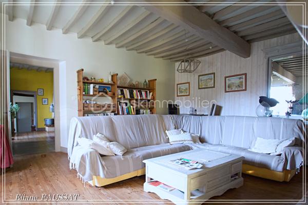 Située dans un écrin de quiétude à 15 minutes des Thermes de Bagnères-de-Bigorre, cette grande maison familiale de 290 m² invite à la détente et à la sérénité, un lieux privilégié, très apprécié comme gîte durant de nombreuses années. Elle offre un cadre de vie exceptionnel alliant charme et histoire, avec vue sur les Pyrénées. 
Côté extérieur, vous profiterez d'un jardin paysagé plein Sud, d’une terrasse avec une vue magnifique sur la Chaine des Pyrénées, un garage de 32 m² et un carport pour 2 véhicules. À proximité des commodités urbaines, cette maison est un véritable coup de cœur, adaptée même pour les personnes à mobilité réduite. Plus qu'une simple maison, un art de vivre !
Vous apprécierez l’intelligence de l’aménagement de cette belle bâtisse qui permet de choisir l’intimité mais qui propose de vrais lieux d’échanges en bénéficiant d’une agréable fraîcheur naturelle l’été grâce à ses murs en pierres et de la joyeuse chaleur de ses cheminées l’hiver en appoint de sa pompe à chaleur. Cette bigourdane élevée sur deux niveaux construite au 19ième siècle vous séduira par son confort chaleureux et ses prestations de qualité. 
En rez-de-chaussée, l'ancien garage de 32 m² a été fermé par des grandes baies vitrées pour y accueillir réceptions, salle de sport, jacuzzi, selon les envies. La chaufferie et les réserves bénéficient d’une entrée indépendante, préservant ainsi la tranquillité des résidents. Un espace repas commun des toilettes et une douche permettent une indépendance des rythmes de chacun suivant ses envies. 
Toujours au rez-de-chaussée, la première suite cocooning de 24 m² avec sa salle d’eau et ses toilettes s’ouvre sur la terrasse face aux Pyrénées. Le salon et le séjour sont des espaces authentiques et chaleureux avec leurs cheminées et le plancher de leur sol, la cuisine est très fonctionnelle bien aménagée et équipée. L’accès aux parties privatives à l’étage ( chambre, bureau, dressing, salle d’eau et wc) est indépendant de l’accès aux suites familiales pour les clients ou les amis, l’intimité de chacun est ainsi préservée.
C’est donc par la véranda de l’entrée que l’on accède aux deux suites de l’étage. La suite familiale de 41 m² avec 5 couchages possibles et vue sur les Pyrénées, salle d’eau, baignoire et toilettes séparées. La suite romantique de 26 m² avec grande douche et toilettes privatives sur le palier qui accueille un espace de repos ou de méditation.
Les sportifs seront attirés par les sommets (enneigés), les randonneurs... les curieux assoiffés de culture et de découvertes seront émerveillés par la magie des fontaines et les paysages féériques qui leur sont offerts du petit Canada à la petite Amazonie, en passant bien sûr par Le Pic du Midi, visiter les Pyrénées c’est un peu faire le tour du monde ;-) les jours de pluie les joyaux patrimoniaux et les Musés vous accueilleront.