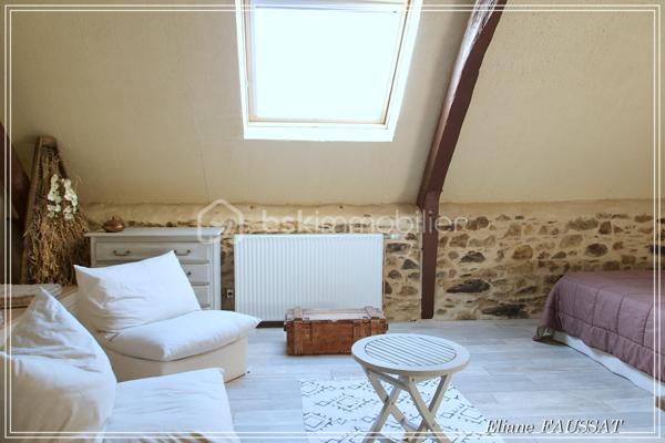 Située dans un écrin de quiétude à 15 minutes des Thermes de Bagnères-de-Bigorre, cette grande maison familiale de 290 m² invite à la détente et à la sérénité, un lieux privilégié, très apprécié comme gîte durant de nombreuses années. Elle offre un cadre de vie exceptionnel alliant charme et histoire, avec vue sur les Pyrénées. 
Côté extérieur, vous profiterez d'un jardin paysagé plein Sud, d’une terrasse avec une vue magnifique sur la Chaine des Pyrénées, un garage de 32 m² et un carport pour 2 véhicules. À proximité des commodités urbaines, cette maison est un véritable coup de cœur, adaptée même pour les personnes à mobilité réduite. Plus qu'une simple maison, un art de vivre !
Vous apprécierez l’intelligence de l’aménagement de cette belle bâtisse qui permet de choisir l’intimité mais qui propose de vrais lieux d’échanges en bénéficiant d’une agréable fraîcheur naturelle l’été grâce à ses murs en pierres et de la joyeuse chaleur de ses cheminées l’hiver en appoint de sa pompe à chaleur. Cette bigourdane élevée sur deux niveaux construite au 19ième siècle vous séduira par son confort chaleureux et ses prestations de qualité. 
En rez-de-chaussée, l'ancien garage de 32 m² a été fermé par des grandes baies vitrées pour y accueillir réceptions, salle de sport, jacuzzi, selon les envies. La chaufferie et les réserves bénéficient d’une entrée indépendante, préservant ainsi la tranquillité des résidents. Un espace repas commun des toilettes et une douche permettent une indépendance des rythmes de chacun suivant ses envies. 
Toujours au rez-de-chaussée, la première suite cocooning de 24 m² avec sa salle d’eau et ses toilettes s’ouvre sur la terrasse face aux Pyrénées. Le salon et le séjour sont des espaces authentiques et chaleureux avec leurs cheminées et le plancher de leur sol, la cuisine est très fonctionnelle bien aménagée et équipée. L’accès aux parties privatives à l’étage ( chambre, bureau, dressing, salle d’eau et wc) est indépendant de l’accès aux suites familiales pour les clients ou les amis, l’intimité de chacun est ainsi préservée.
C’est donc par la véranda de l’entrée que l’on accède aux deux suites de l’étage. La suite familiale de 41 m² avec 5 couchages possibles et vue sur les Pyrénées, salle d’eau, baignoire et toilettes séparées. La suite romantique de 26 m² avec grande douche et toilettes privatives sur le palier qui accueille un espace de repos ou de méditation.
Les sportifs seront attirés par les sommets (enneigés), les randonneurs... les curieux assoiffés de culture et de découvertes seront émerveillés par la magie des fontaines et les paysages féériques qui leur sont offerts du petit Canada à la petite Amazonie, en passant bien sûr par Le Pic du Midi, visiter les Pyrénées c’est un peu faire le tour du monde ;-) les jours de pluie les joyaux patrimoniaux et les Musés vous accueilleront.