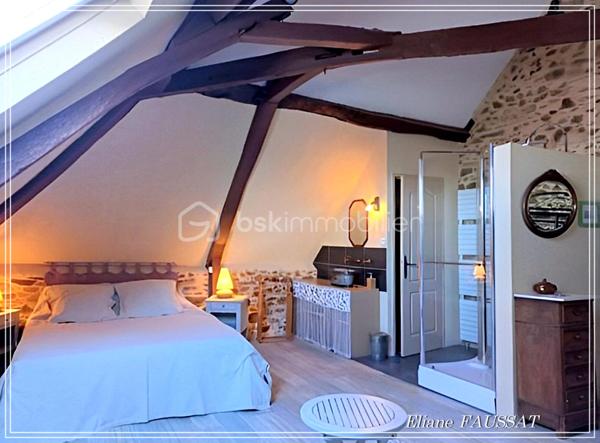Située dans un écrin de quiétude à 15 minutes des Thermes de Bagnères-de-Bigorre, cette grande maison familiale de 290 m² invite à la détente et à la sérénité, un lieux privilégié, très apprécié comme gîte durant de nombreuses années. Elle offre un cadre de vie exceptionnel alliant charme et histoire, avec vue sur les Pyrénées. 
Côté extérieur, vous profiterez d'un jardin paysagé plein Sud, d’une terrasse avec une vue magnifique sur la Chaine des Pyrénées, un garage de 32 m² et un carport pour 2 véhicules. À proximité des commodités urbaines, cette maison est un véritable coup de cœur, adaptée même pour les personnes à mobilité réduite. Plus qu'une simple maison, un art de vivre !
Vous apprécierez l’intelligence de l’aménagement de cette belle bâtisse qui permet de choisir l’intimité mais qui propose de vrais lieux d’échanges en bénéficiant d’une agréable fraîcheur naturelle l’été grâce à ses murs en pierres et de la joyeuse chaleur de ses cheminées l’hiver en appoint de sa pompe à chaleur. Cette bigourdane élevée sur deux niveaux construite au 19ième siècle vous séduira par son confort chaleureux et ses prestations de qualité. 
En rez-de-chaussée, l'ancien garage de 32 m² a été fermé par des grandes baies vitrées pour y accueillir réceptions, salle de sport, jacuzzi, selon les envies. La chaufferie et les réserves bénéficient d’une entrée indépendante, préservant ainsi la tranquillité des résidents. Un espace repas commun des toilettes et une douche permettent une indépendance des rythmes de chacun suivant ses envies. 
Toujours au rez-de-chaussée, la première suite cocooning de 24 m² avec sa salle d’eau et ses toilettes s’ouvre sur la terrasse face aux Pyrénées. Le salon et le séjour sont des espaces authentiques et chaleureux avec leurs cheminées et le plancher de leur sol, la cuisine est très fonctionnelle bien aménagée et équipée. L’accès aux parties privatives à l’étage ( chambre, bureau, dressing, salle d’eau et wc) est indépendant de l’accès aux suites familiales pour les clients ou les amis, l’intimité de chacun est ainsi préservée.
C’est donc par la véranda de l’entrée que l’on accède aux deux suites de l’étage. La suite familiale de 41 m² avec 5 couchages possibles et vue sur les Pyrénées, salle d’eau, baignoire et toilettes séparées. La suite romantique de 26 m² avec grande douche et toilettes privatives sur le palier qui accueille un espace de repos ou de méditation.
Les sportifs seront attirés par les sommets (enneigés), les randonneurs... les curieux assoiffés de culture et de découvertes seront émerveillés par la magie des fontaines et les paysages féériques qui leur sont offerts du petit Canada à la petite Amazonie, en passant bien sûr par Le Pic du Midi, visiter les Pyrénées c’est un peu faire le tour du monde ;-) les jours de pluie les joyaux patrimoniaux et les Musés vous accueilleront.