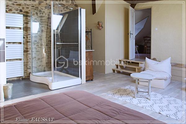 Située dans un écrin de quiétude à 15 minutes des Thermes de Bagnères-de-Bigorre, cette grande maison familiale de 290 m² invite à la détente et à la sérénité, un lieux privilégié, très apprécié comme gîte durant de nombreuses années. Elle offre un cadre de vie exceptionnel alliant charme et histoire, avec vue sur les Pyrénées. 
Côté extérieur, vous profiterez d'un jardin paysagé plein Sud, d’une terrasse avec une vue magnifique sur la Chaine des Pyrénées, un garage de 32 m² et un carport pour 2 véhicules. À proximité des commodités urbaines, cette maison est un véritable coup de cœur, adaptée même pour les personnes à mobilité réduite. Plus qu'une simple maison, un art de vivre !
Vous apprécierez l’intelligence de l’aménagement de cette belle bâtisse qui permet de choisir l’intimité mais qui propose de vrais lieux d’échanges en bénéficiant d’une agréable fraîcheur naturelle l’été grâce à ses murs en pierres et de la joyeuse chaleur de ses cheminées l’hiver en appoint de sa pompe à chaleur. Cette bigourdane élevée sur deux niveaux construite au 19ième siècle vous séduira par son confort chaleureux et ses prestations de qualité. 
En rez-de-chaussée, l'ancien garage de 32 m² a été fermé par des grandes baies vitrées pour y accueillir réceptions, salle de sport, jacuzzi, selon les envies. La chaufferie et les réserves bénéficient d’une entrée indépendante, préservant ainsi la tranquillité des résidents. Un espace repas commun des toilettes et une douche permettent une indépendance des rythmes de chacun suivant ses envies. 
Toujours au rez-de-chaussée, la première suite cocooning de 24 m² avec sa salle d’eau et ses toilettes s’ouvre sur la terrasse face aux Pyrénées. Le salon et le séjour sont des espaces authentiques et chaleureux avec leurs cheminées et le plancher de leur sol, la cuisine est très fonctionnelle bien aménagée et équipée. L’accès aux parties privatives à l’étage ( chambre, bureau, dressing, salle d’eau et wc) est indépendant de l’accès aux suites familiales pour les clients ou les amis, l’intimité de chacun est ainsi préservée.
C’est donc par la véranda de l’entrée que l’on accède aux deux suites de l’étage. La suite familiale de 41 m² avec 5 couchages possibles et vue sur les Pyrénées, salle d’eau, baignoire et toilettes séparées. La suite romantique de 26 m² avec grande douche et toilettes privatives sur le palier qui accueille un espace de repos ou de méditation.
Les sportifs seront attirés par les sommets (enneigés), les randonneurs... les curieux assoiffés de culture et de découvertes seront émerveillés par la magie des fontaines et les paysages féériques qui leur sont offerts du petit Canada à la petite Amazonie, en passant bien sûr par Le Pic du Midi, visiter les Pyrénées c’est un peu faire le tour du monde ;-) les jours de pluie les joyaux patrimoniaux et les Musés vous accueilleront.