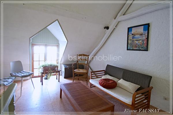 Située dans un écrin de quiétude à 15 minutes des Thermes de Bagnères-de-Bigorre, cette grande maison familiale de 290 m² invite à la détente et à la sérénité, un lieux privilégié, très apprécié comme gîte durant de nombreuses années. Elle offre un cadre de vie exceptionnel alliant charme et histoire, avec vue sur les Pyrénées. 
Côté extérieur, vous profiterez d'un jardin paysagé plein Sud, d’une terrasse avec une vue magnifique sur la Chaine des Pyrénées, un garage de 32 m² et un carport pour 2 véhicules. À proximité des commodités urbaines, cette maison est un véritable coup de cœur, adaptée même pour les personnes à mobilité réduite. Plus qu'une simple maison, un art de vivre !
Vous apprécierez l’intelligence de l’aménagement de cette belle bâtisse qui permet de choisir l’intimité mais qui propose de vrais lieux d’échanges en bénéficiant d’une agréable fraîcheur naturelle l’été grâce à ses murs en pierres et de la joyeuse chaleur de ses cheminées l’hiver en appoint de sa pompe à chaleur. Cette bigourdane élevée sur deux niveaux construite au 19ième siècle vous séduira par son confort chaleureux et ses prestations de qualité. 
En rez-de-chaussée, l'ancien garage de 32 m² a été fermé par des grandes baies vitrées pour y accueillir réceptions, salle de sport, jacuzzi, selon les envies. La chaufferie et les réserves bénéficient d’une entrée indépendante, préservant ainsi la tranquillité des résidents. Un espace repas commun des toilettes et une douche permettent une indépendance des rythmes de chacun suivant ses envies. 
Toujours au rez-de-chaussée, la première suite cocooning de 24 m² avec sa salle d’eau et ses toilettes s’ouvre sur la terrasse face aux Pyrénées. Le salon et le séjour sont des espaces authentiques et chaleureux avec leurs cheminées et le plancher de leur sol, la cuisine est très fonctionnelle bien aménagée et équipée. L’accès aux parties privatives à l’étage ( chambre, bureau, dressing, salle d’eau et wc) est indépendant de l’accès aux suites familiales pour les clients ou les amis, l’intimité de chacun est ainsi préservée.
C’est donc par la véranda de l’entrée que l’on accède aux deux suites de l’étage. La suite familiale de 41 m² avec 5 couchages possibles et vue sur les Pyrénées, salle d’eau, baignoire et toilettes séparées. La suite romantique de 26 m² avec grande douche et toilettes privatives sur le palier qui accueille un espace de repos ou de méditation.
Les sportifs seront attirés par les sommets (enneigés), les randonneurs... les curieux assoiffés de culture et de découvertes seront émerveillés par la magie des fontaines et les paysages féériques qui leur sont offerts du petit Canada à la petite Amazonie, en passant bien sûr par Le Pic du Midi, visiter les Pyrénées c’est un peu faire le tour du monde ;-) les jours de pluie les joyaux patrimoniaux et les Musés vous accueilleront.