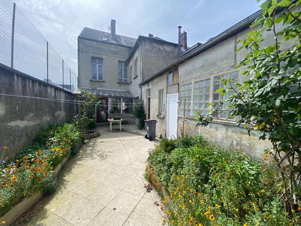 Maison de ville à rénover avec garage au centre de Saint Quentin