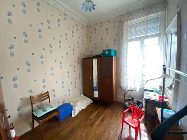 Maison de ville à rénover avec garage au centre de Saint Quentin