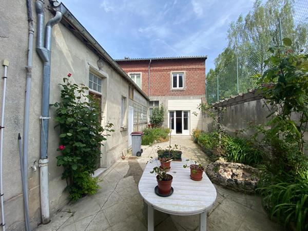 Maison de ville à rénover avec garage au centre de Saint Quentin