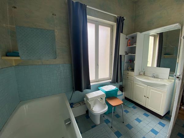 Maison de ville à rénover avec garage au centre de Saint Quentin