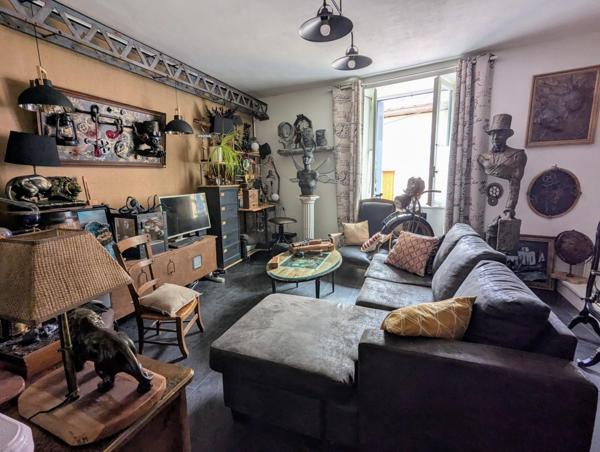 Jolie maison de ville sur deux niveaux, au calme, au Monastère