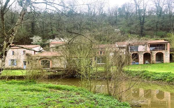 Propriété 251 M2 au bord de la Moine