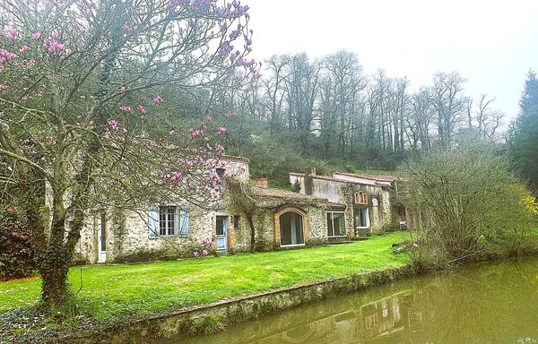 Propriété 251 M2 au bord de la Moine