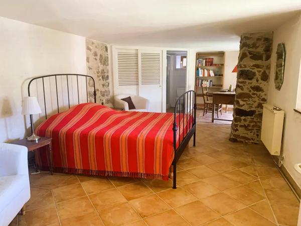 Propriété 251 M2 au bord de la Moine