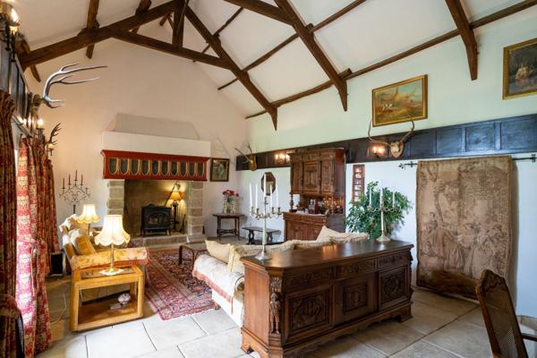 Charmant manoir du XVIIIe siècle et longère sur 1,6 hectare parfait pour une activité de gîtes