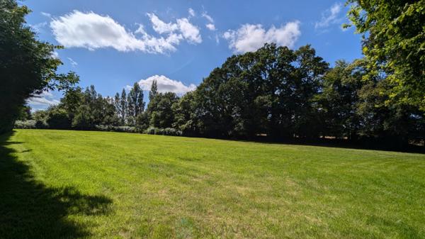 Charmant manoir du XVIIIe siècle et longère sur 1,6 hectare parfait pour une activité de gîtes